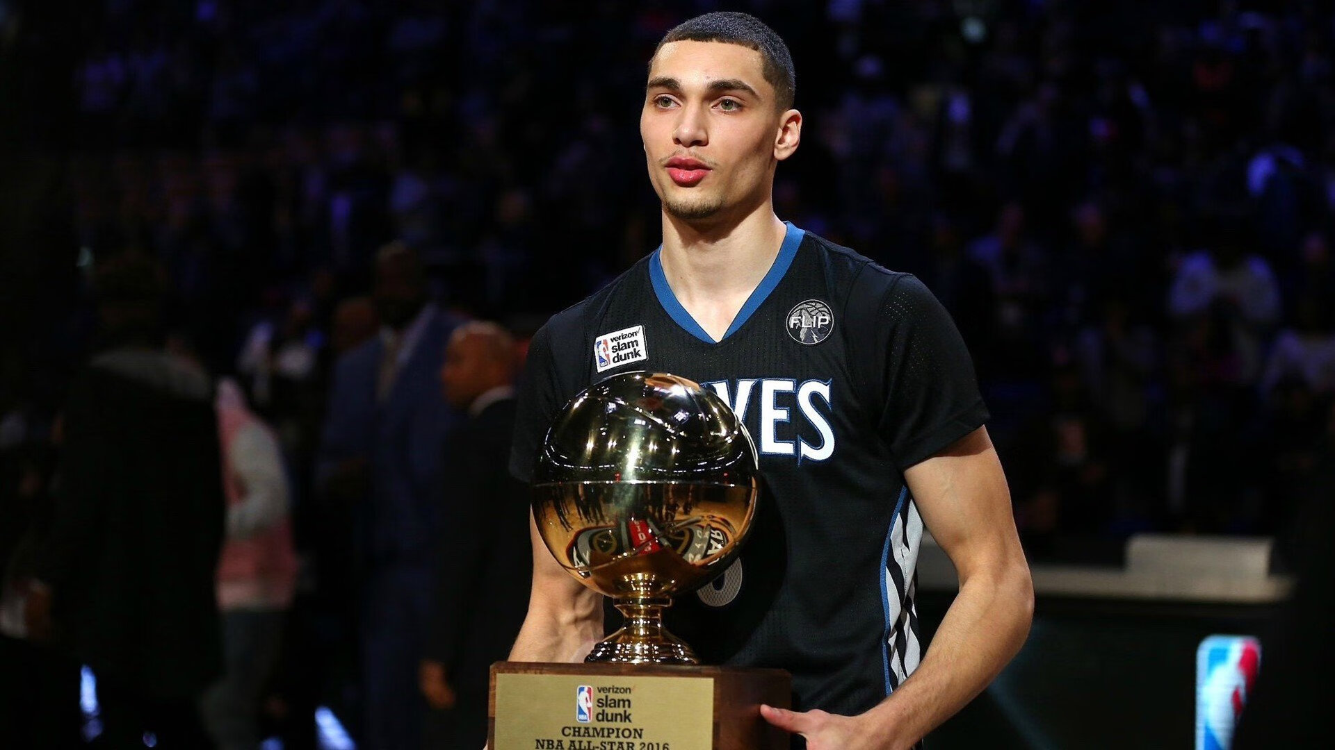 乐鱼体育网址入口-易建联退役引发球迷热议 中国篮球告别一代传奇，易建联退了中国男篮怎么办